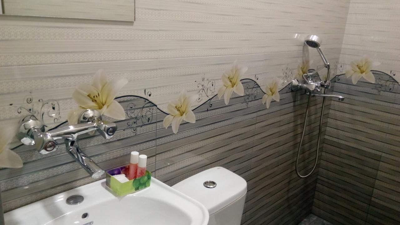 טביליסי Hotel Isani מראה חיצוני תמונה